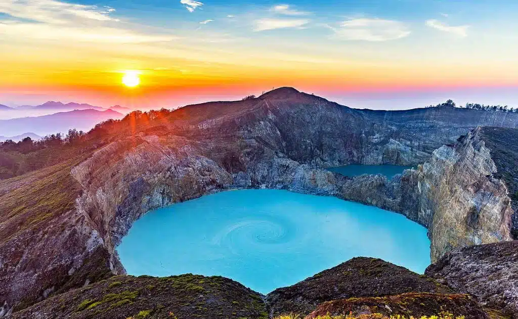 Kelimutu lake at sunrise